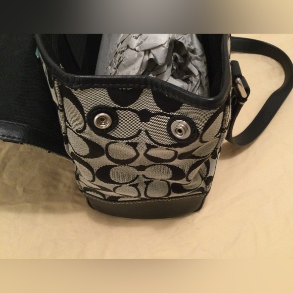 Coach Hampton signature flap satchel. Smoke free and pet free home. - Picture 5 of 16